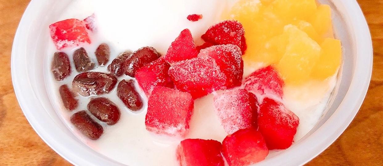 煉乳牛奶冰
酸甜微香的草莓果肉搭配上濃郁且富含煉乳的球狀牛奶雪糕，口味可說是絕妙無比，非常好吃。...