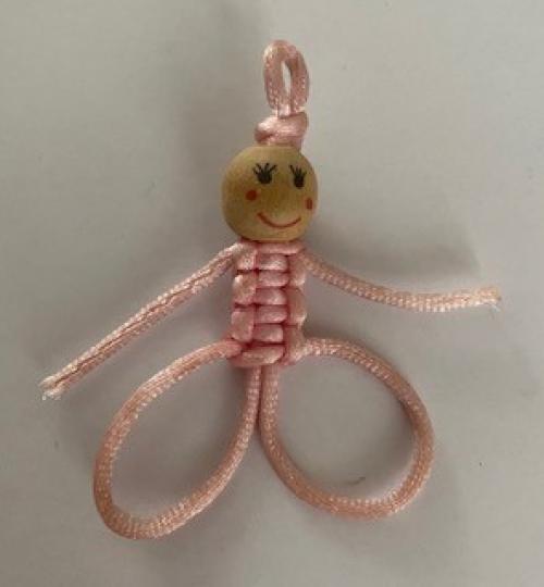 繩結小手工

今天興之所至我找一些彩繩和小木珠，做一小天使送悶在家上課的孫女。...