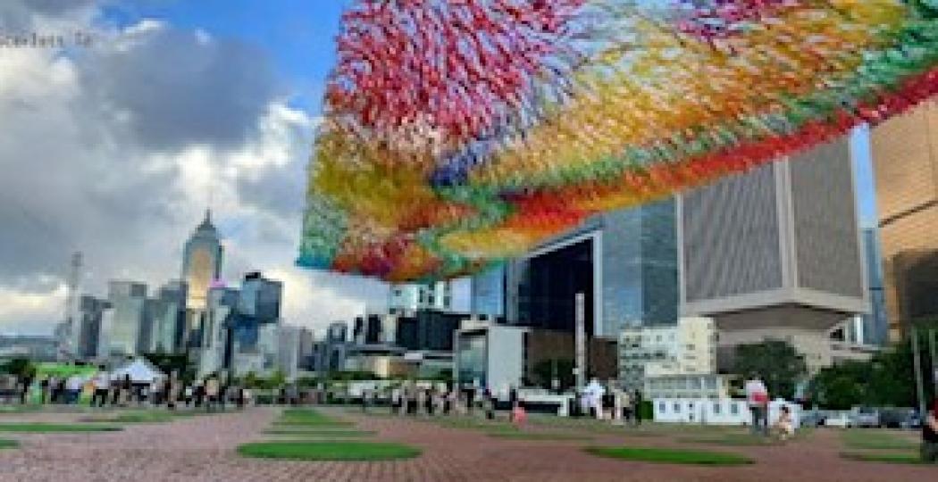 蛻變維港新海濱
中環海濱活動空間展出超巨大懸空雕塑「川流不熄」，此雕塑在空中飄揚，十分壯觀。...