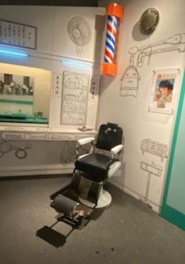 理髪店

這椅子和燈箱都是五六十年代理髪店的特色。...
