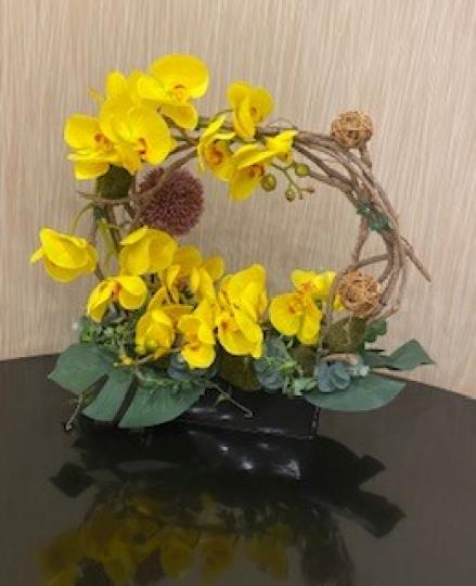 花籃擺設

顏色鮮艷的黃蘭花放在藤籃內作枱上擺設，美觀又別緻。...