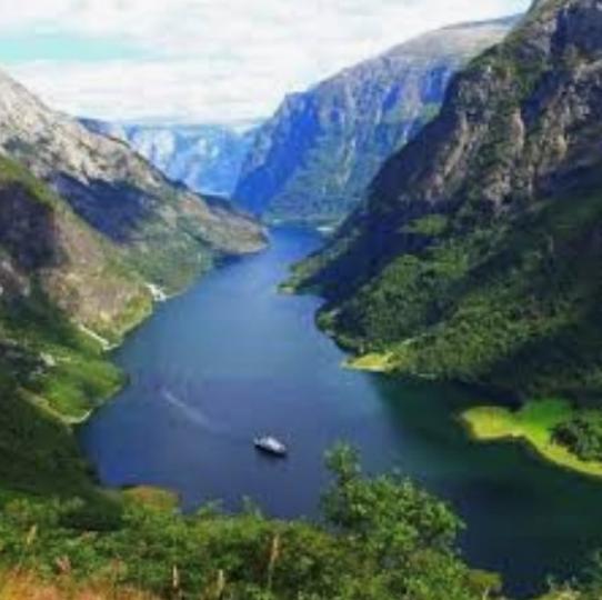 挪威
挪威是峽灣之國, 最負盛名的是蓋朗厄爾峽灣，乘渡輪遊整個峽灣，可以目睹著名的七姊妹瀑布和婚紗瀑布。...