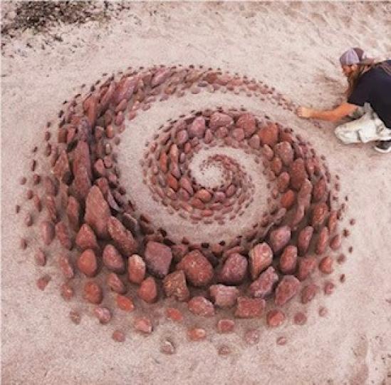 沙灘藝術
藝術家利用沙灘如畫布，他們會在沙灘收集各種各樣的石頭，然後把它們按照大小，顏色，形狀，擺出各種各種的形狀。...