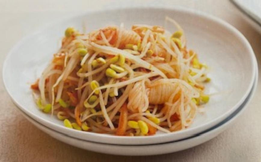 韓式涼拌黃豆芽是清爽的素涼菜。...