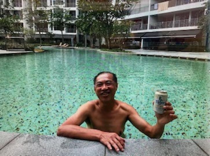 在泳池消閒

親友星加坡之家屋苑內有數個泳池，我喜歡在此游泳，哥哥則喜歡帶同啤酒在池旁消閒。...