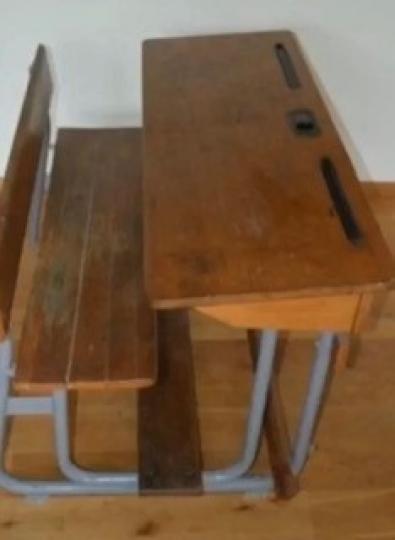 木製書桌和椅

我們兒時讀書的桌和椅是用木製的，非常耐用。...