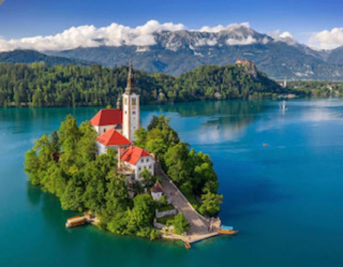 斯洛文尼亞布萊德湖

布萊德湖位於斯洛文尼亞西北部，是阿爾卑斯山腳下的冰
蝕湖，群山和森林環抱，風景聞名遐邇，夢幻般的湖心小島上有一座砷秘的中世紀城堡-聖母升天教堂，此處有99級台階，一路向上，彷彿走...