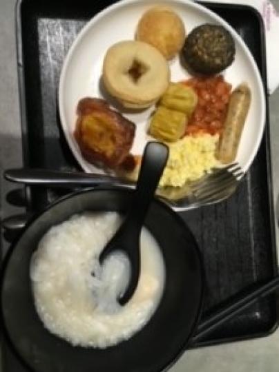 自助早餐
很懷念機場休息室的自助早餐，吃過飽才上飛機。...