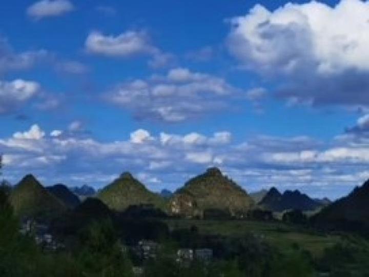 雙乳峰
雙乳峰位於貴州省貞豐縣城境內。當地布依族稱此峰為「聖母峰」。這峰可以從不同的角度觀看會是不同年齡階段的雙乳形狀，十分特別。...