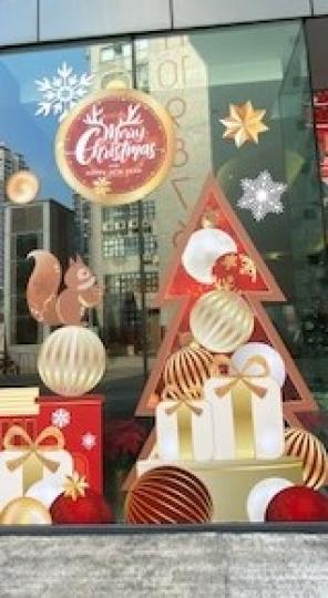 商廈
今天路經這商廈，玻璃門上佈置了聖誕飾物增加氣氛。...