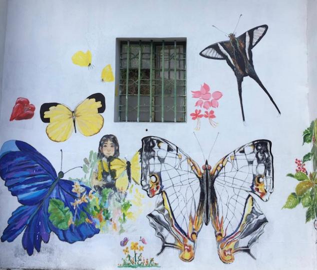 這屋住的是一位女畫家和作家，她獨愛蝴蝶，所以在牆上畫了許多蝴蝶來美化她的安樂窩！...