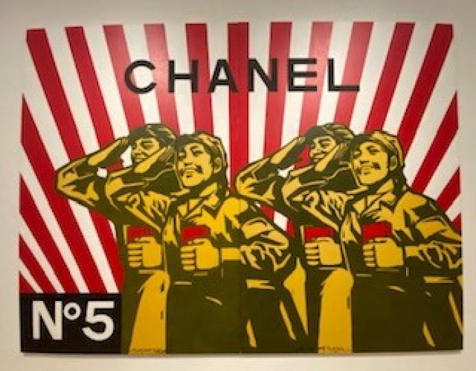 大批判：香奈兒

四名手持「毛主席語錄」的紅衛兵，身後紅白相間的背景暗指被尊為紅太陽的毛澤東。作者將文革圖像與將正消費文化的Chanel No. 5香水品牌標誌名字，營造出視覺衝突。遮蓋表現了1990...