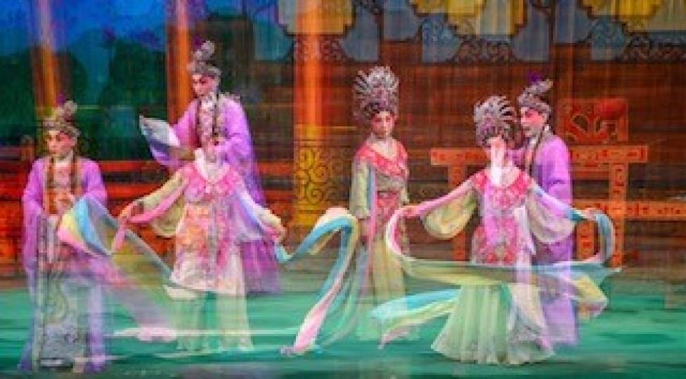 粵劇
粵劇中的歌舞場景一片昇平，歡欣快樂。...