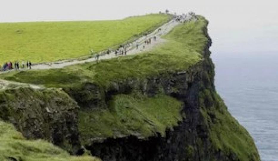 懸崖
愛爾蘭的莫赫懸崖，是歐洲落差最大的海岸懸崖，200米下吞吐着泡沫的海洋漩渦的威力通過岩石讓懸崖上面的人為之顫抖，可以拍攝到世界上最莊嚴的日落光輝。奇幻的景觀也讓莫赫懸崖成為很多電影的取景地。...