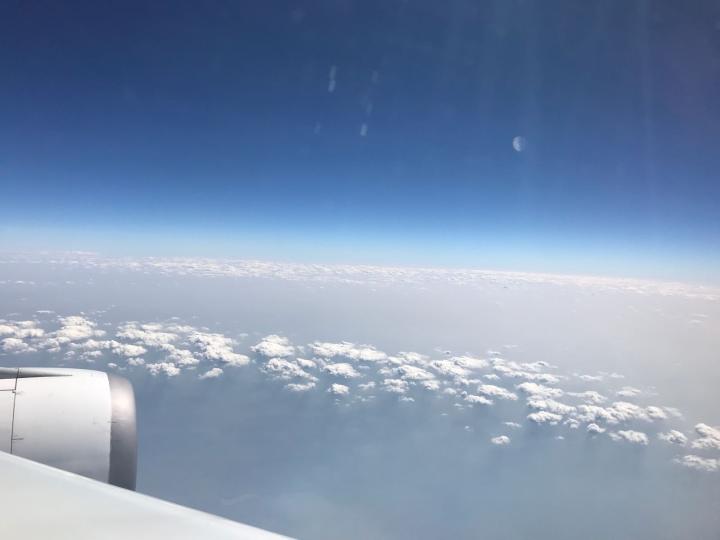 觀雲
從飛機窗外觀雲有些近距離的感覺。...