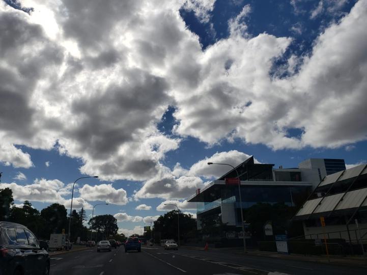 特別的雲
多謝澳洲的同學願意我和網友分享這相片。雲特別的厚，灰白分明，滿佈整個天空，很有氣勢。...