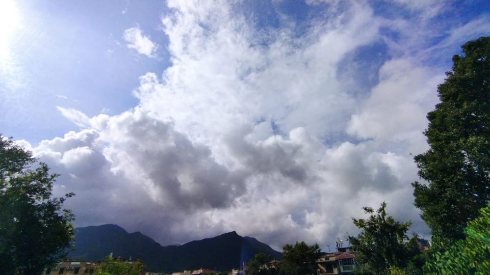 澎湃的雲
今個夏天隨時可以見到厚厚的雲層，氣勢很是澎湃。...