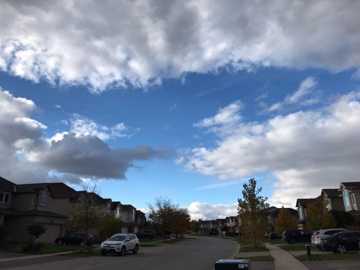 賞雲
天空兩邊的雲相稱，遠遠的房屋亦一樣，整張照片有相稱的美。...