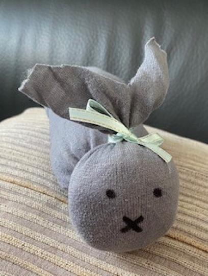 小手工
昨午前用一隻舊襪做了一隻兔娃娃，利用廢物做小心意送給小朋友。...