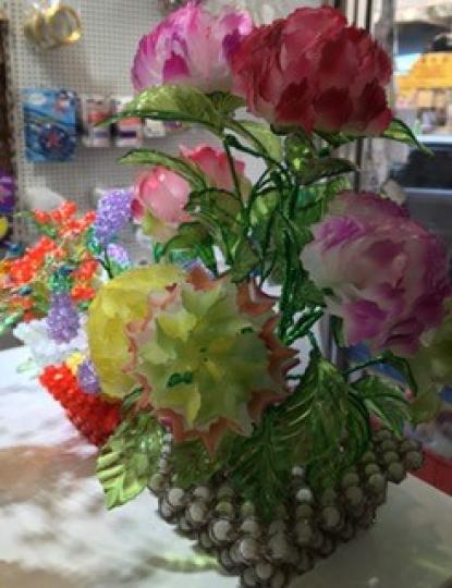 串珠手工藝

串珠手工藝曾盛極一時，我喜歡這個實用的花瓶，瓶中放上絲花，實用又美觀。...
