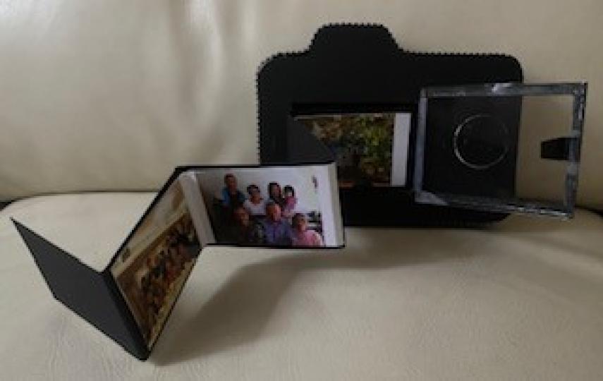 相機造型相簿

今午老師教我們做了一個相機造型的相簿，內收藏了四張珍貴的家庭照片。...