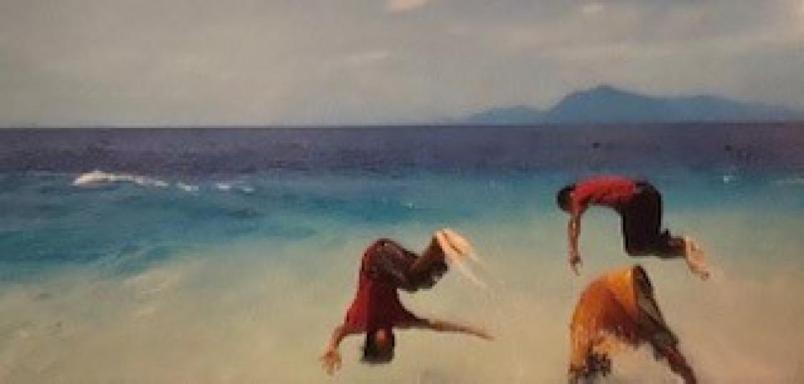 與浪共舞
這幅照片很有動感，三位在海浪中跳躍，像是與浪共舞。...