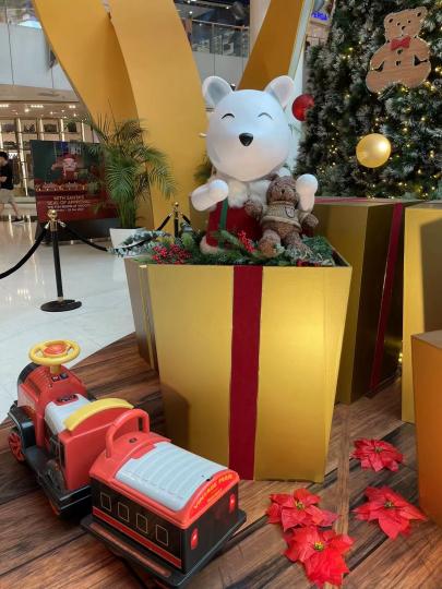 聖誕佈置
聖誕佈置要講求氣氛，有聖誕樹 和聖誕花、有玩具熊和懷舊火車，一看便知想吸引小朋友了。...