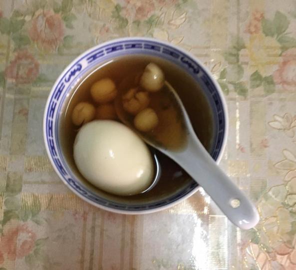 懷舊甜品
我不大喜歡吃甜品,但桑寄生蓮子蛋茶則例外。桑寄生茶功效好,有養顏、補肝、補腎、補血功能,對腰酸骨痛都有幫助。... 懷舊甜品
我不大喜歡吃甜品,但桑寄生蓮子蛋茶則例外。桑寄生茶功效好,有養顏、補肝、補腎、補血功能,對腰酸骨痛都有幫助。...