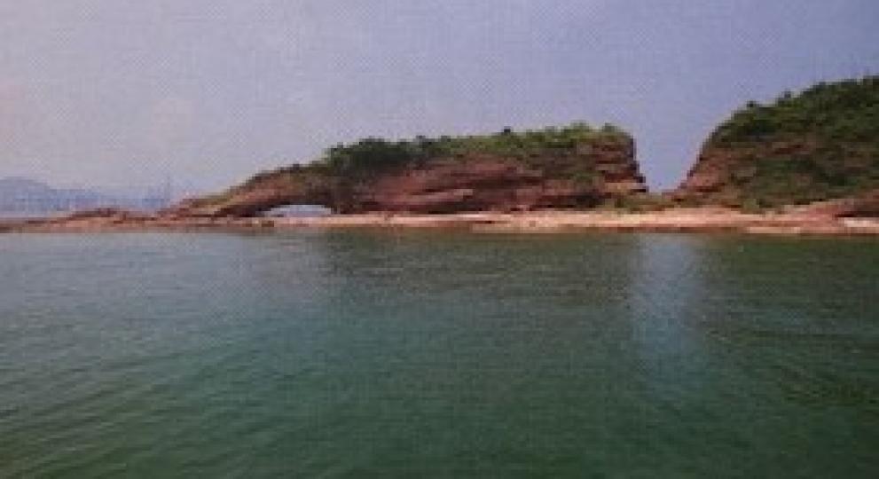 鴨洲是一個狹長的小島，由特定的角度觀看，就像一隻俯伏在水面的鴨子，故得名鴨洲。...