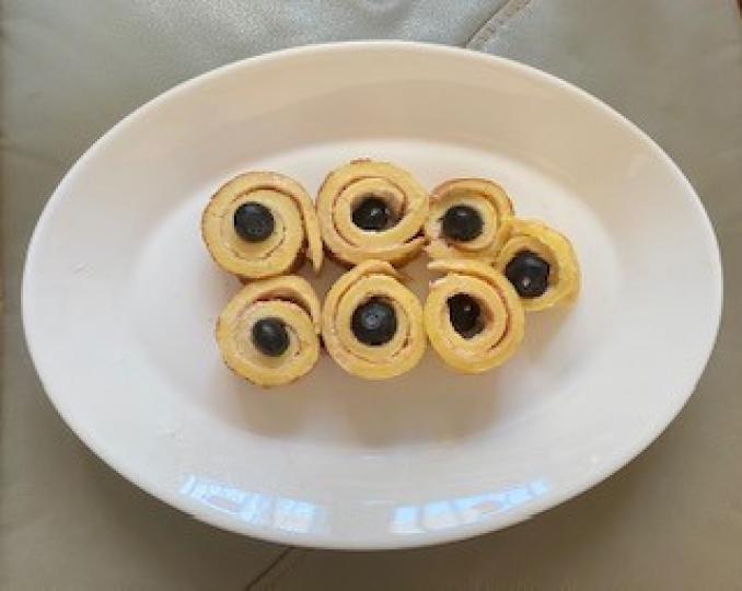 免焗卷蛋
先用平底鍋煎好蛋皮,塗上士多啤梨味乳酪,用牛油紙包卷好放入雪櫃半小時後,切件加一粒藍莓作裝飾,材料簡單,用電飯煲都可以做,夠方便。... 免焗卷蛋
先用平底鍋煎好蛋皮,塗上士多啤梨味乳酪,用牛油紙包卷好放入雪櫃半小時後,切件加一粒藍莓作裝飾,材料簡單,用電飯煲都可以做,夠方便。...