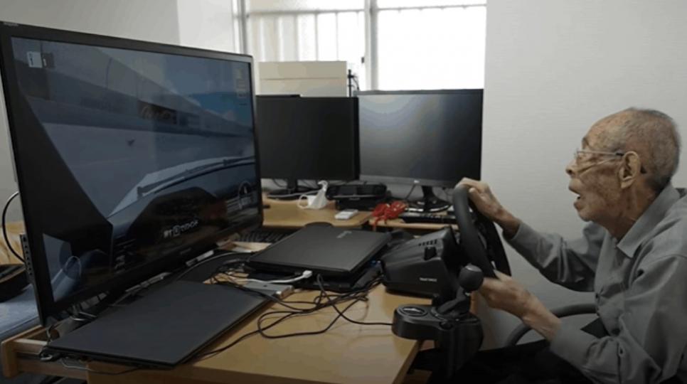 賽車遊戲
近日一位來自日本千葉縣的老人家,縱使已是93 歲的高齡也無阻其在賽車遊戲上駕駛愛車自由奔馳,這位名為浦部的長者的英姿被其孫子拍下並放上了 YouTube,隨即獲得了多人的關注。... 賽車遊戲
近日一位來自日本千葉縣的老人家,縱使已是93 歲的高齡也無阻其在賽車遊戲上駕駛愛車自由奔馳,這位名為浦部的長者的英姿被其孫子拍下並放上了 YouTube,隨即獲得了多人的關注。...