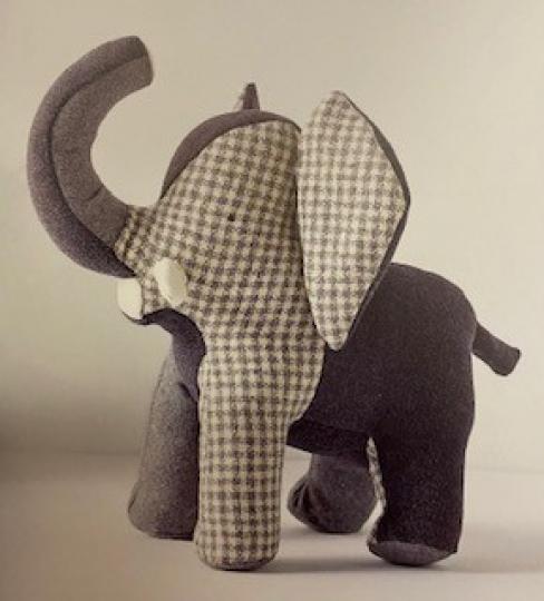 布偶小象
我年幼時很喜歡大象，有機會到馬戲團和動物園都喜歡看大象，做布偶我也會選小象，可以懷緬童年喜好。...