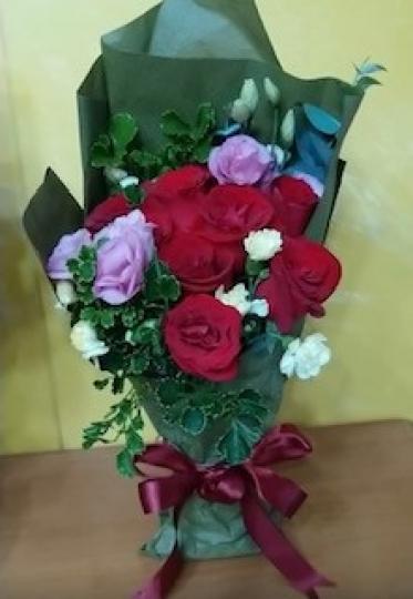 節日花飾考試二

這束以紅玫瑰為主花的一小時考試包括整理花材、插花設計、包裝和製做絲帶蝴蝶結。...