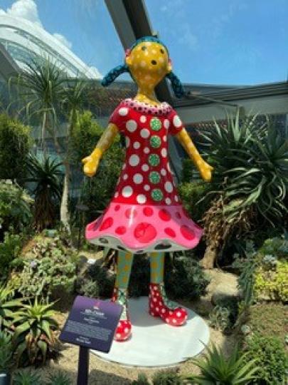 花屋雕像

在色彩繽紛的花屋中，這女孩雕像好像在花屋中欣賞高處的花。...