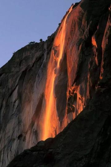 火瀑布
馬尾瀑布，又稱火瀑布。它位於美國西南部內華達山脈，高度超過2000英尺，水流從近500 英尺的高度傾瀉而下。火瀑布景觀只在每年二月末的兩星期內有一定幾率可以看見，真是機會難逢。...