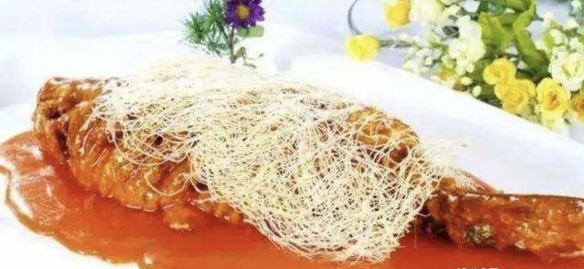 開封鯉魚焙麵

鯉魚焙面是「糖醋軟溜魚焙面」的簡稱，它是河南開封當地一道著名的傳統名菜，也是豫菜十大名菜之一。...