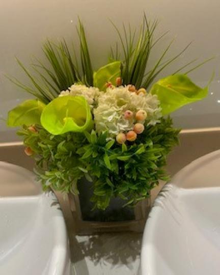 花的美化作用

我很欣賞在洗手盆附近放一盆花，有美化環境作用。...