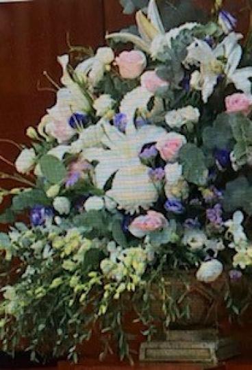 週日插花
今天是福音主日，教壇的花以白色和粉紅色為主。百合、玫瑰和康乃馨花語是愛和純潔，整體有充滿純真的愛和和諧溫馨的感覺。...