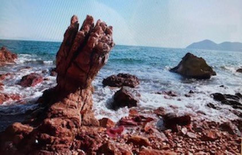 鬼手岩
黃竹角咀擁有香港最古遠的岩層，經過長年累月的地質變動和風化侵蝕，海角邊的岩層都成了特別的形狀，最出名的是鬼手岩。...