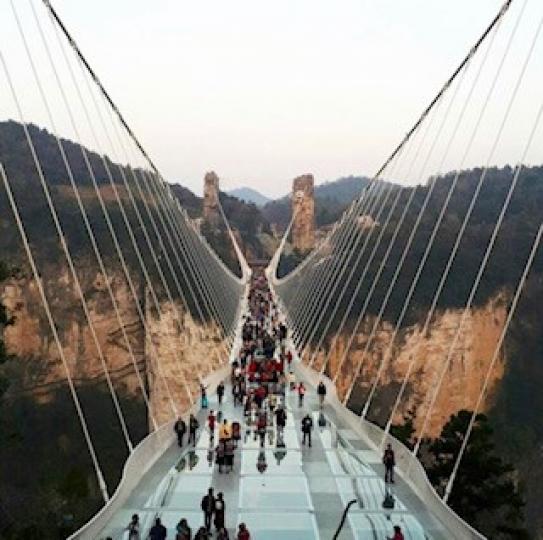 張家界大峽谷玻璃橋
張家界大峽谷玻璃橋是一座位於中國張家界武陵源的跨張家界大峽谷的橋。為了吸引遊客，採用全透明的玻璃橋面，於2016年8月20日向遊客開放。橋跨越了張家界國家森林公園的兩個山脈之間的峽...