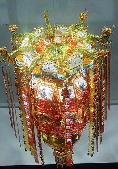 東莞千角燈模型
東莞本地方言「角」和「個」同音,添人即添「角」,燈丁諧音,添丁即添燈。這燈有「千國千燈人丁興旺」、「千花本同樹,千角本同根」的寓意。... 東莞千角燈模型
東莞本地方言「角」和「個」同音,添人即添「角」,燈丁諧音,添丁即添燈。這燈有「千國千燈人丁興旺」、「千花本同樹,千角本同根」的寓意。...
