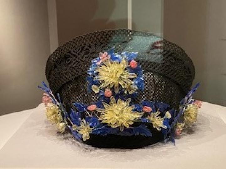 菊花紋鈿子
女為悅己者容，這清朝（1644-1911年）帽子很高貴，材料是黑絨、鐵絲和玻璃。...