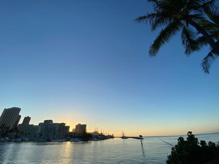 夏威夷
同學傳來只有藍天，萬里無雲的夏威夷。...