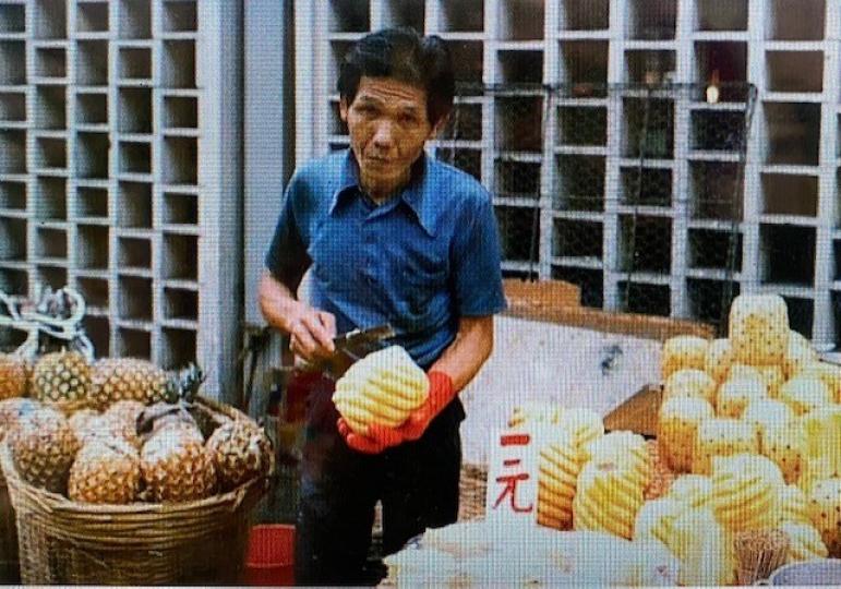 生果小販

這小販賣的菠蘿又大又甜，見到都想吃，可惜這照片是數十年前拍下的。


從我的iPhone傳送...
