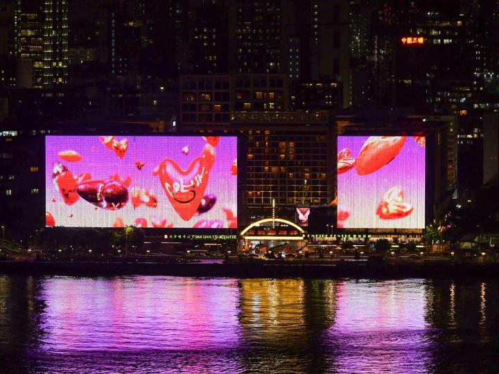 心連心香港藝術展

由信和集團參與康樂及文化事務署呈獻「藝術@維港」活動在尖沙咀中心及帝國中心可見6700平方米、有134,000顆變色LED原點組成的巨型LED多媒體幕牆展出「心連心香港藝術展」。...
