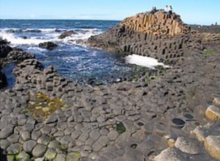 巨人堤道
巨人堤道位於北愛爾蘭貝爾法斯特西北約80、公里處大西洋海岸。由總計約4萬根六角形石柱組成8公里的海岸。石柱連綿有序，呈階梯狀延伸入海。 巨人堤道被認為是古新世時火山噴發後熔岩冷卻凝固而形成的...