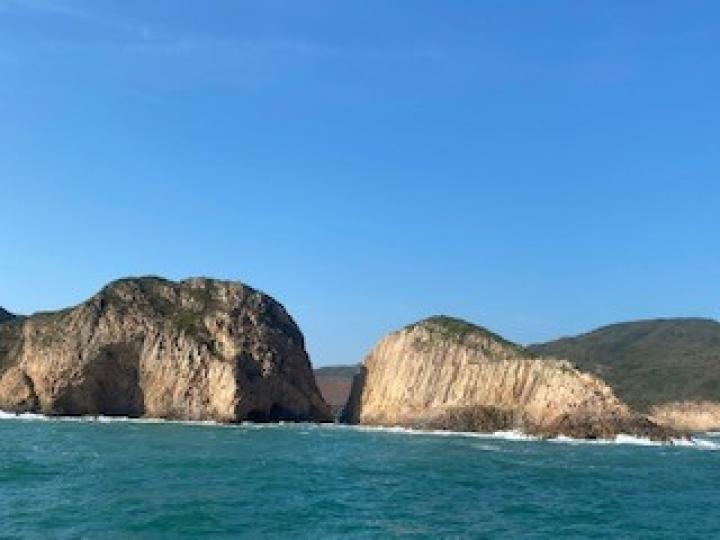 破邊洲
西貢破邊洲被海水和太陽猛烈陽光的風化影響海岸的岩石而變成一個一分為兩邊的洲。...