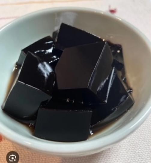 涼粉入口爽滑，
味甘性寒，有清熱祛濕和消暑解毒等功效，絕對是夏天消暑佳品....