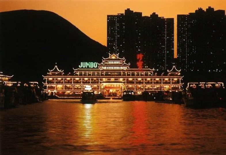 珍寶海鮮舫

停泊在香港仔的珍寶海鮮舫現今已成追憶了。...