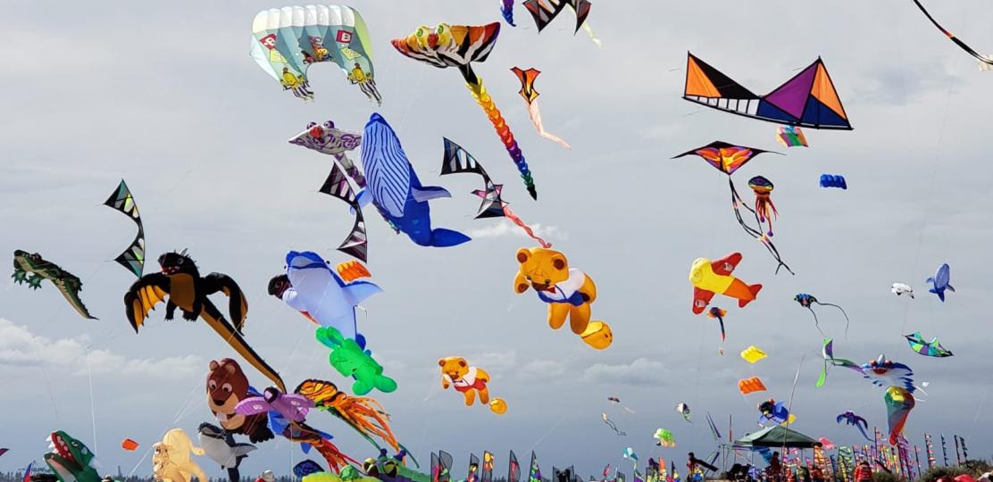 放風箏

放風箏是我兒童時的玩兒，在香港適合放風箏的地方不多，所以很懷念放風箏活動。...